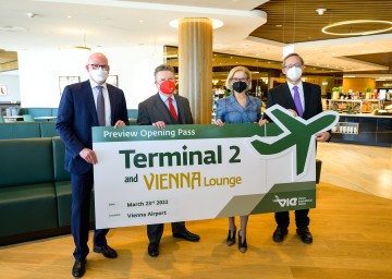 Terminal 2 nach Neugestaltung wieder eröffnet: Die beiden Flughafen-Vorstände Julian Jäger(l.)  und Günther Ofner (r.)  mit Landeshauptfrau Johanna Mikl-Leitner (2. v. r) und Bürgermeister Michael Ludwig (2. v. l.).