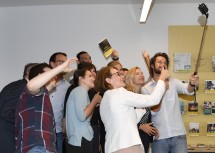 Die Mitarbeiterinnen und Mitarbeiter der Jugendinfo NÖ beim Selfie mit Bundesministerin Juliane Bogner-Strauß und Jugend-Landesrätin Christiane Teschl-Hofmeister.