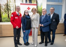 (v.l.n.r.) Werner Schlögl, Vizepräsident NÖRK, die Leiterin des Blutspende-Stützpunktes Elke Novak, Landeshauptfrau Johanna Mikl-Leitner, Franz Mold, Bürgermeister Zwettl, und Projektmanager Bernhard Reiter.