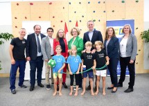 (v.l.n.r.) Peter Rathammer, Bürgermeister Andreas Arbesser, Bürgermeister Christian Gepp, Direktorin Karin Riedl, LR Christiane Teschl-Hofmeister, LR Jochen Danninger, Roswitha Lehner, Sylvia Forstner und Kinder der VS Langenzersdorf