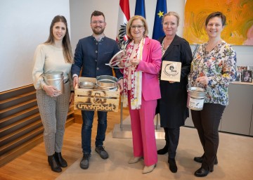 (v.l.n.r.) Karin und Christoph Distelberger, Geschäftsführer unverpackt Austria, Landeshauptfrau Johanna Mikl-Leitner, ecoplus Prokuristin Petra Patzelt, Gudrun Hofbauer, Geschäftsführerin LEADER-Region Eisenstraße Niederösterreich