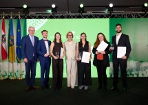 Gewinner des Wissenschaftspreises mit (v.l.n.r.): LH-Stellvertreter Stephan Pernkopf, Leo Plankensteiner, Nora Fasching, Landeshauptfrau Johanna Mikl-Leitner, Magdalena Hohlrieder, Petra Lukeneder und Djordje Slijepcevic.