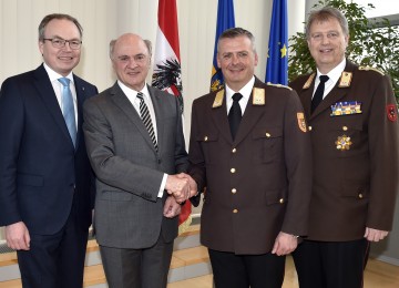 Landesrat Dr. Stephan Pernkopf, Landeshauptmann Dr. Erwin Pröll, Landesfeuerwehrkommandant Dietmar Fahrafellner und Landesfeuerwehrkommandant-Stellvertreter Armin Blutsch.