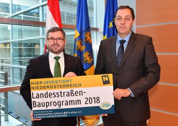 Landesrat Ludwig Schleritzko präsentierte gemeinsam mit Straßenbaudirektor Josef Decker das NÖ Straßenbauprogramm 2018 (v.l.n.r.).