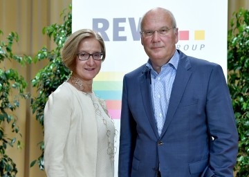 Landeshauptfrau Johanna Mikl-Leitner und Frank Hensel, Vorstandsvorsitzender der REWE International AG, bei der REWE-Regionalkonferenz in Wiener Neustadt (v.l.n.r.)