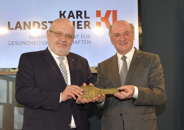 Schlüsselübergabe durch Landeshauptmann Dr. Erwin Pröll (rechts) an Rektor Prof. Dr. Rudolf Mallinger (links)