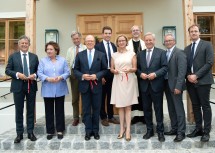 Feierten die Eröffnung des Hotels zum Glockenturm in Marktl: Hotelmanager Johann Moser, Frau Leopoldine Grupp, Architekt Otto Rau, Honorargeneralkonsul Cornelius Grupp, Vizebürgermeister Manuel Aichberger, Landeshauptfrau Johanna Mikl-Leitner, Abt Pius Maurer, Bürgermeister Wolfgang Labenbacher, Bundesrat Karl Bader und BH-Stellvertreter Nicolaus Seitschek (v.l.n.r.)