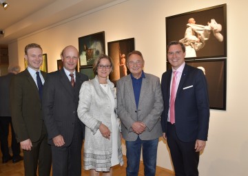 Vernissage "Augenblicke zum Verweilen" mit Kultur-Stadtrat Konrad Eckl, Bezirkshauptmann Andreas Riemer, Landeshauptfrau Johanna Mikl-Leitner, dem Fotografen Heinz Zwazl und dem Landtagsabgeordneten Christoph Kaufmann (v.l.n.r.)