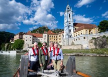 Landesrat Anton Kasser, Bundesminister Peter Hanke, Landesfeuerwehrkommandant Dietmar Fahrafellner und LH-Stellvertreter Stephan Pernkopf auf der Donau vor dem Stift Dürnstein in der Wachau (v.l.n.r.).