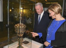 Landeshauptfrau Johanna Mikl-Leitner und Bürgermeister Klaus Schneeberger bei der Besichtigung des Ausstellungsstandortes St. Peter an der Sperr.
