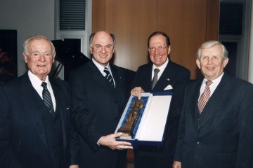 EVN-Generaldirektor Dr. Rudolf Gruber feierte kürzlich seinen 70. Geburtstag. Auch Landeshauptmann Dr. Erwin Pröll gratulierte dem Jubilar und überreichte ihm im Beisein seiner Vorgänger, Andreas Maurer und Siegfried Ludwig, eine Statuette des Hl. Leopold.