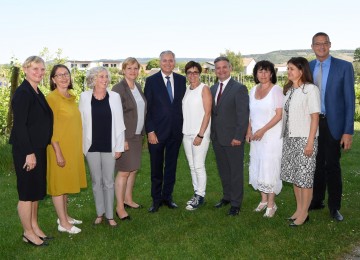 Gruppenfoto der Sozialreferentinnen und Sozialreferenten aller Bundesländer bei der Landessozialreferentenkonferenz in Langenlois: Stadträtin Sandra Frauenberger (Wien), Landesrätin Christine Baur (Tirol), Landesrätin Katharina Wiesflecker (Vorarlberg), Landesrätin Barbara Schwarz (Niederösterreich), Sozialminister Alois Stöger, Landeshauptmann-Stellvertreterin Beate Prettner (Kärnten), Landesrat Maurice Androsch (Niederösterreich), Landesrätin Birgit Gerstorfer (Oberösterreich), Landesrätin Doris Kampus (Steiermark) und Landesrat Christian Bernhard (Vorarlberg) (v.l.n.r.)