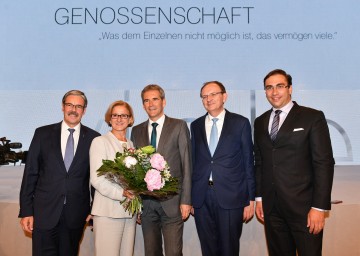 Von links nach rechts: Raiffeisen-Jahrestagung mit Obmann Erwin Hameseder, Landeshauptfrau Johanna Mikl-Leitner, Finanzminister Hartwig Löger, Generaldirektor Klaus Buchleitner und Gastredner Sven Gabor Janszky.