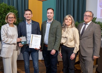 Radrennfahrer Jürgen Kaburek (2.v.l.) wurde mit Silber der Marktgemeinde Göpfritz an der Wild ausgezeichnet; Landeshauptfrau Johanna Mikl-Leitner, Jugendgemeinderat Hannes Wopienka, Bürgermeisterin Silvia Riedl-Weixlbraun und Vizebürgermeister Werner Scheidl gratulierten.