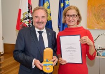 Landeshauptfrau Johanna Mikl-Leitner überreichte das „Silberne Komturkreuz des Ehrenzeichens für Verdienste um das Bundesland Niederösterreich“ an Johann Rädler, Bürgermeister der Marktgemeinde Bad Erlach. 