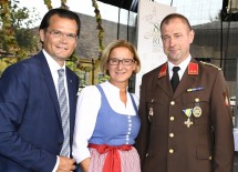 Beim Festakt: Der geschäftsführende Gemeinderat Bernhard Heinl, Landeshauptfrau Johanna Mikl-Leitner und Oberbrandinspektor (OBI) Anton Aichinger (v.l.n.r.) 