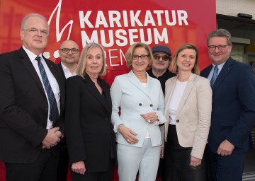 "SOKOL-Auslese" im Karikaturmuseum Krems eröffnet: Bürgermeister Reinhard Resch, Kurator Gottfried Gusenbauer, Annemarie Sokol, Landeshauptfrau Johanna Mikl-Leitner, Schauspieler Erwin Steinhauer, Geschäftsführerin Kunstmeile Krems Julia Flunger-Schulz, Hermann Dikowitsch, Leiter der Gruppe Kultur, Wissenschaft und Unterricht beim Amt der NÖ Landesregierung (v.l.n.r.) 