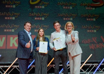 Fest der Lehrlinge als „Siegerlounge“ im VAZ St. Pölten: Im Bild Wolfgang Ecker, Präsident der NÖ Wirtschaftskammer, Sophie Zelger und Michael-Klemens Hübl, einem Duo, das seine Lehrabschlussprüfung mit ausgezeichnetem Erfolg absolviert hat, sowie Landeshauptfrau Johanna Mikl-Leitner (v.l.n.r.)