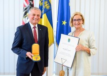 Johann Lampeitl wurde von Landeshauptfrau Johanna Mikl-Leitner mit dem „Goldenen Komturkreuz des Ehrenzeichens für Verdienste um das Bundesland Niederösterreich“ ausgezeichnet.