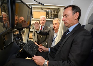 Von rechts nach links: Wirtschaftslandesrat Jochen Danninger, Wolfgang Grumeth (Airborne Technologies) und Bürgermeister Klaus Schneeberger 