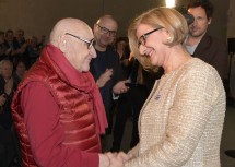 Landeshauptfrau Johanna Mikl-Leitner (rechts) gratulierte Gustav Peichl (links) zum bevorstehenden 90. Geburtstag.