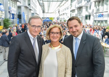 Betriebsausschuss lud wieder zum Landhausfest. Im Bild von links nach rechts: Landesamtsdirektor Werner Trock, Landeshauptfrau Johanna Mikl-Leitner und LPV-Obmann Hans Zöhling 