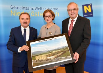 Freuen sich über den Beschluss zur Unterstützung der Kinder-Reha in Österreich: der Abgeordnete zum Nationalrat Johann Rädler, Bürgermeister von Bad Erlach, NÖGUS-Vorsitzende und Landeshauptmann-Stellvertreterin Mag. Johanna Mikl-Leitner und DI Berndt Martetschläger, Geschäftsführer der hospitals Gesmbh. (v.l.n.r.)