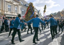 Perchtoldsdorf feiert das größte Erntedankfest Österreichs, den „600. Hiataeinzug“ und tausende Menschen bewundern die Erntedankkrone, die sogenannte „Pritschn“.