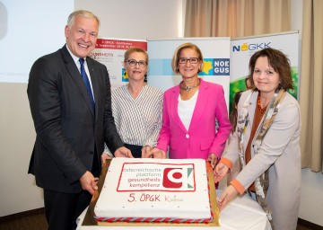 In St. Pölten findet heute die fünfte Konferenz der Österreichischen Plattform für Gesundheitskompetenz (ÖPGK), die heuer auch ihren fünften Geburtstag feiert, statt. Im Bild von links nach rechts: Landesrat und NÖGUS-Vorsitzender Martin Eichtinger, die ÖPGK-Vorsitzende Christina Dietscher, Landeshauptfrau Johanna Mikl-Leitner und die Generaldirektor-Stellvertreterin der NÖ GKK, Petra Zuser.