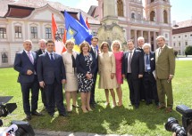 Von links nach rechts: Innenminister Mag. Wolfgang Sobotka, der erste Vizepräsident des Ausschusses der Regionen Karl-Heinz Lambertz, der ukrainische Außenminister Pawlo Klimkin, Landesrätin Mag. Barbara Schwarz, die schottische Außenministerin Fiona Hyslop, Außenminister Sebastian Kurz, Landeshauptfrau Mag. Johanna Mikl-Leitner, die bayrische Staatsministerin Dr. Beate Merk, der amtierende serbische Premierminister Ivica Dacic, Abt Columban Luser, Moderator Dr. Paul Lendvai und EU-Kommissar Dr. Johannes Hahn. 