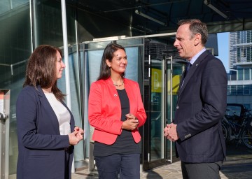 Frauen-Business-Power Initiative gestartet: Unternehmerin Sabine Fallmann-Hauser und Start-Ups Gründerin Maria Geir im Gespräch mit Landesrat Jochen Danninger (v.l.n.r.)   
