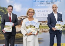 Guido Wirth, Landeshauptfrau Johanna Mikl-Leitner und Armin Laussegger präsentieren die Werbelinie zur Landesausstellung 2022.