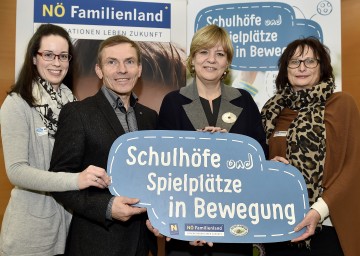 Katrin Vollnhofer, Schulobfrau Grimmenstein, OSR Karl Mondl, Direktor der NMS Prinzersdorf, Familien-Landesrätin Mag. Barbara Schwarz und Kornelia Hofer, Direktorin der NMS Martinsberg, beim ersten Seminartermin für die Förderaktion „Schulhöfe und Spielplätze in Bewegung“. (v.l.n.r.)