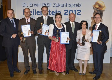 Landeshauptmann Dr. Erwin Pröll und Dr. Christian Milota, Geschäftsführer der NÖ Landesakademie, mit den Preisträgern des Meilenstein - Dr. Erwin Pröll Zukunftspreises.