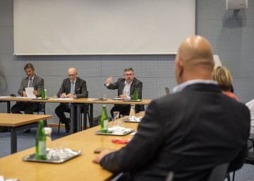 Gemeinsam mit VOR-Geschäftsführer Wolfgang Schroll und Landesverkehrsplaner Werner Pracherstorfer beriet Landesrat Ludwig Schleritzko die weitere Vorgehensweise mit GemeindevertreterInnen aus dem Wiener Umland.