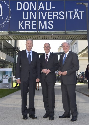 Vizekanzler und Wissenschaftsminister Dr. Reinhold Mitterlehner, Rektor Mag. Friedrich Faulhammer und Landeshauptmann Dr. Erwin Pröll freuen sich über 20 Jahre Donau-Universität Krems. (v.l.n.r.)