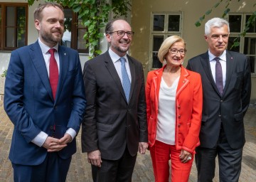 Von links nach rechts: Der tschechische Außenminister Jakub Kulhanek, der österreichische Außenminister Alexander Schallenberg, Landeshauptfrau Johanna Mikl-Leitner und der Außenminister der Slowakei, Ivan Korcok.