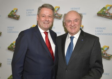 Bundesminister DI Andrä Rupprechter und Landeshauptmann Dr. Erwin Pröll bei der Regionalkonferenz in Grafenwörth unter dem Motto \"Heimat. Land. Lebenswert\". (v.l.n.r.)