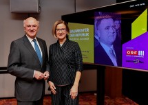 Freuen sich auf die Ausstrahlung der Sendung „Baumeister der Republik – Andreas Maurer“ am 2. Jänner: Landeshauptmann a. D. Erwin Pröll und Landeshauptfrau Johanna Mikl-Leitner.