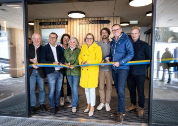 (v.l.n.r.) ecoplus Geschäftsführer Helmut Miernicki, Bürgermeister St. Corona Michael Gruber, Bezirkshauptfrau Neunkirchen Alexandra Grabner-Fritz, Erlebnisregionsobfrau Michaela Waller , Landeshauptfrau Johanna Mikl-Leitner, Geschäftsführer Wexl Arena Karl Morgenbesser, ecoplus Aufsichtsratsvorsitzender Jochen Danninger, Geschäftsführer ecoplus Alpin Markus Redl. 