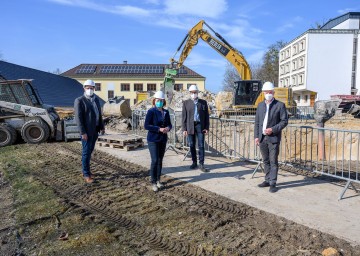 Vizebürgermeister Markus Brandstetter, Bildungs-Landesrätin Christiane Teschl-Hofmeister, Direktor Johannes Reiterlehner und Landtagsabgeordneter Anton Kasser