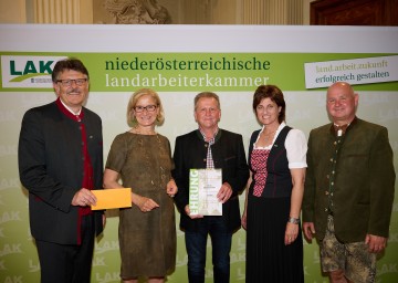Ehrung für 45 Dienstjahre in der Land- und Forstwirtschaft für Johann Freund: LAK-Präsident Andreas Freistetter, Landeshauptfrau Johanna Mikl-Leitner, Johann Freund, LAK-Vizepräsidentin Josefa Czezatke und LAK-Vizepräsident Karl Orthaber (v.l.n.r.).