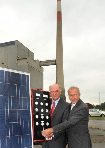 Landeshauptmann Dr. Erwin Pröll und EVN-Generaldirektor Dr. Burkhard Hofer haben am heutigen Donnerstag, 25. Juni, die Photovoltaikanlage am Atomkraftwerk Zwentendorf in Betrieb genommen.
