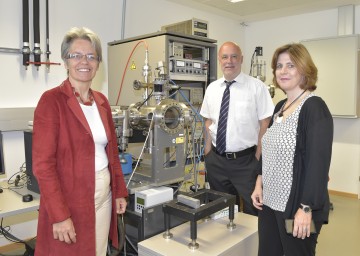 Im Bild von links nach rechts: Landesrätin Dr. Petra Bohuslav, Dr. Norbert Gamsjäger, Geschäftsführer Aerospace & Advanced Composits GmbH, und technet equity-Geschäftsführerin DI Dr. Doris Agneter