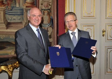 Landeshauptmann Dr. Erwin Pröll und der Oberbürgermeister der Stadt Bratislava DI Andrej Durkovsky bei der Unterzeichnung des Arbeitsübereinkommens in Bratislava.