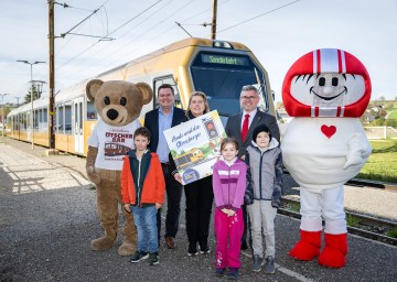 Präsentation der Sicherheitskampagne „Sei g’scheit. Nimm dir Zeit. Am Bahnübergang“ im Bahnhof Hofstetten-Grünau: Der Ötscherbär, Christian Kräutler vom Kuratorium für Verkehrssicherheit, Barbara Komarek, Geschäftsführerin der Niederösterreich Bahnen, Mobilitätslandesrat Ludwig Schleritzko, Helmi (v.l.n.r.) und Kinder der 4b der Volksschule Hofstetten-Grünau.