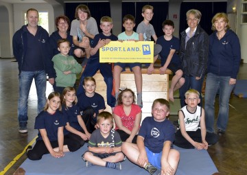 Obmann Thomas Dengler und Sport-Landesrätin Dr. Petra Bohuslav mit einer Gruppe der Leistungsturner des ÖTB St. Pölten.