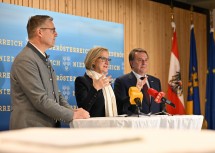 Bei der Pressekonferenz in Krummnußbaum: Bürgermeister Bernhard Kerndler, Landeshauptfrau Johanna Mikl-Leitner und Wirtschaftskammer NÖ Präsident Wolfgang Ecker (v.l.n.r.)