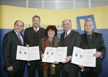 Vertragsunterzeichnung zur Übernahme der Krankenhäuser. Im Bild Landesrat Mag. Wolfgang Sobotka, Bernhard Müller (Wiener Neustadt), Margit Gutterding (Neunkirchen), Landeshauptmann Dr. Erwin Pröll und Gottfried Schuh (Klosterneuburg)  v.l.n.r.