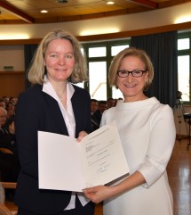 Dekretübergabe durch Landeshauptfrau Johanna Mikl-Leitner an die neue Bezirkshauptfrau von MIstelbach, Gerlinde Draxler.